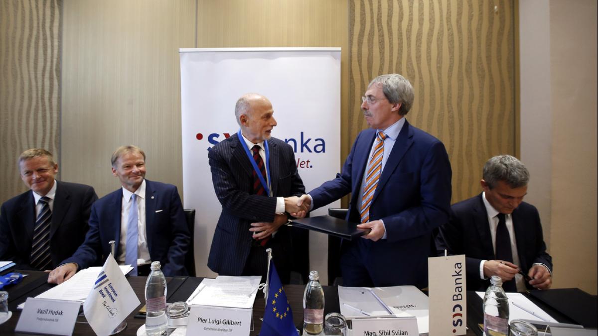 Slika: Predsednik uprave SID banke Sibil Svilan (drugi z desne) in generalni direktor EIF Pier Luigi Gilibert (v sredini) po podpisu pogodbe. Foto: Matej Družnik/Delo