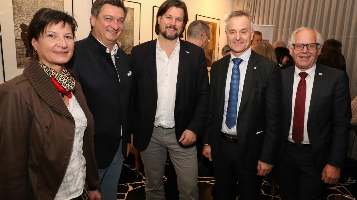 Bild: Sonja Kert-Wakounig, Präsident der
Wirtschaftskammer Kärnten Jürgen Mandl, Hasslacher Norica Timber-Eigentümer Christoph Kulterer, SGZ-Präsident Benjamin Wakounig, SGZ-Vorstandsmitglied Franz Kelih