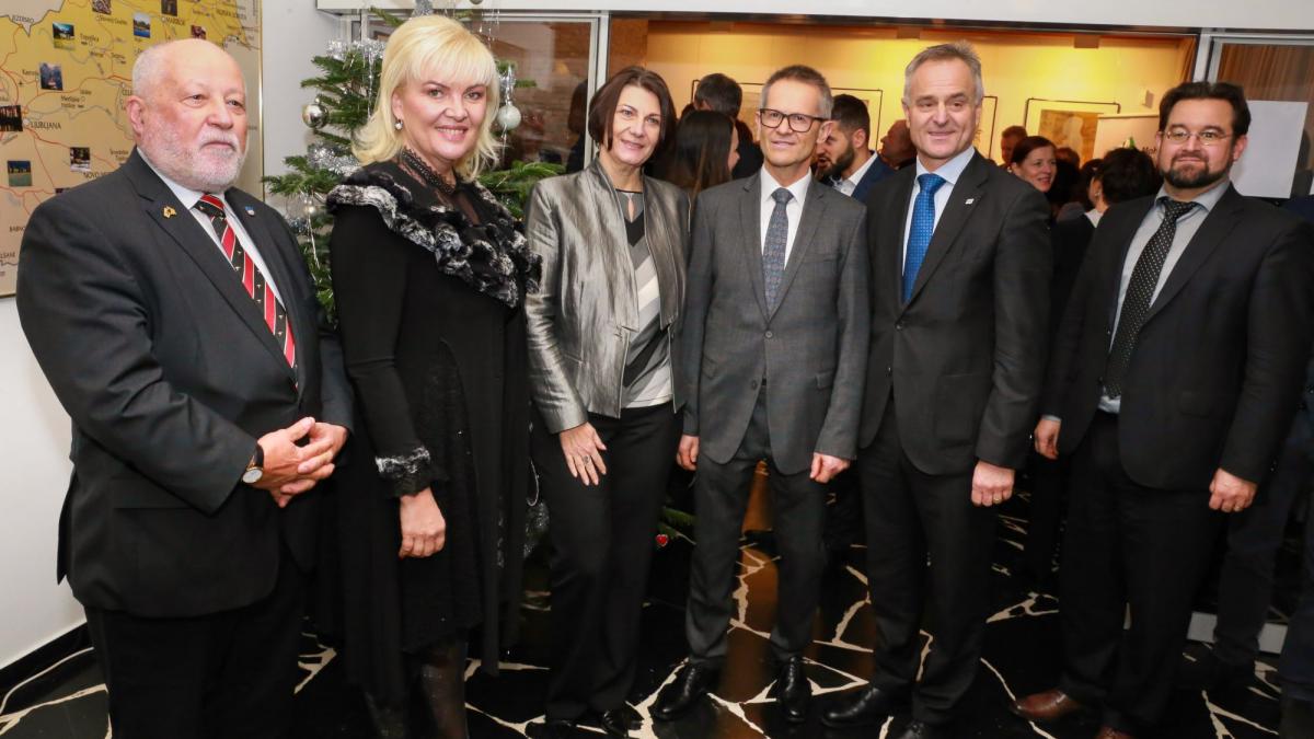 Bild: Minister für Slowenen im Ausland Peter J. Česnik, Staatssekretärin Olga Belec, Generalkonsul der RS Anton Novak mit seiner Frau, Präsident des SGZ Benjamin Wakounig, Robert Kojc (v.l.)