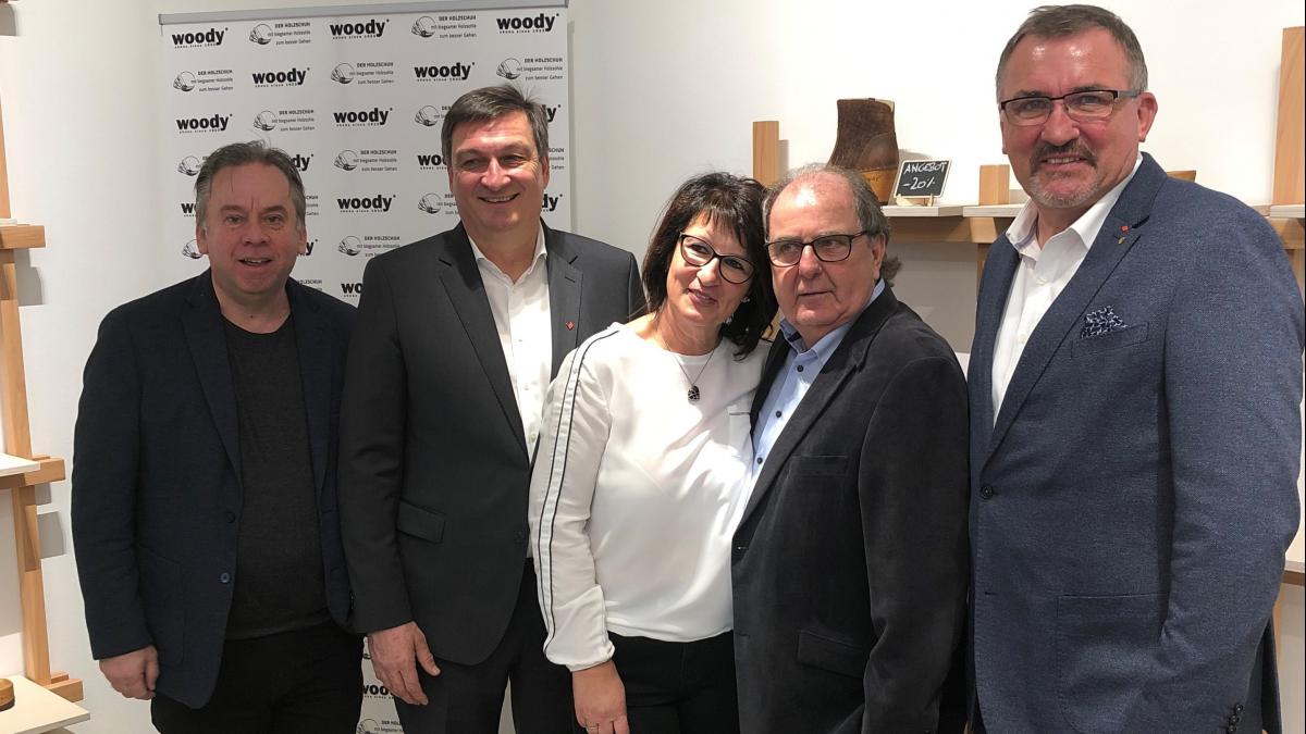 Bild: SGZ-Sekretär Franz Tomažič, WKK-Präsident Jürgen Mandl, woody-Geschäftsführer Gerhard Piroutz, Daniela Piroutz, Bürgermeister von Sittersdorf Jakob Strauß