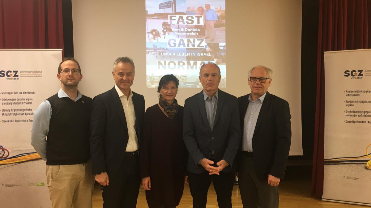 Bild: von links: Andreas Hren - SGZ-Generalsekretär, Benjamin Wakounig  - SGZ-Präsident, Sonja Kert-Wakounig - Übersetzungen, Ben Segenreich - Journalist, Franz Kelih - Hermagoras-Direktor