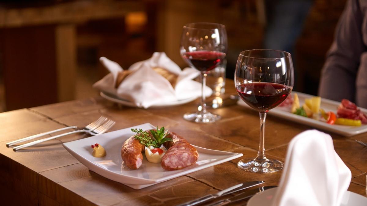 Bild: Österreich fährt Bewegungseinschränkungen zurück - Handel, Gastronomie und Touristmus