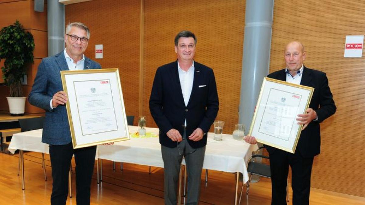 Bild: Die Verleihung: KommR Rudolf Bredschneider, WK-Präsident Jürgen Mandl und KommR Karl Kollitsch. (Fotos: Marion Lobitz)