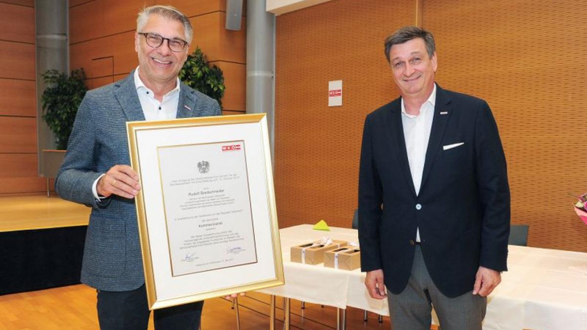 Bild: Die Verleihung: KommR Rudolf Bredschneider, WK-Präsident Jürgen Mandl und KommR Karl Kollitsch. (Fotos: Marion Lobitz)