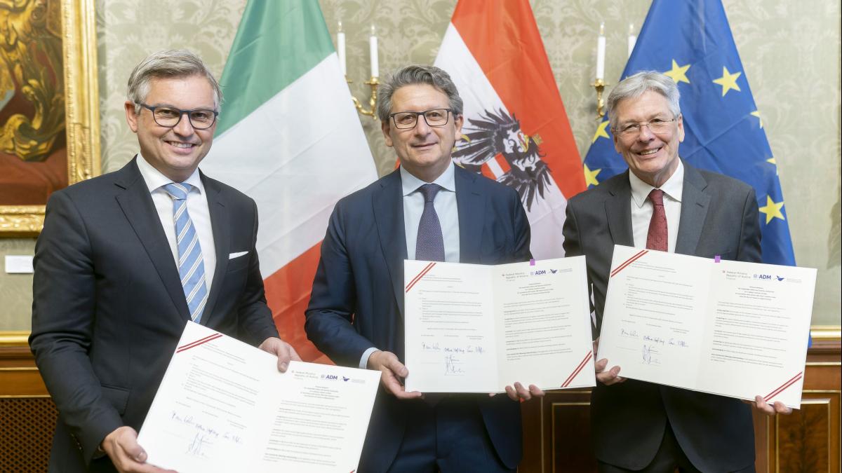 Bild: Unterzeichnung des Abkommens über den Zollkorridor Fürnitz-Triest in Wien