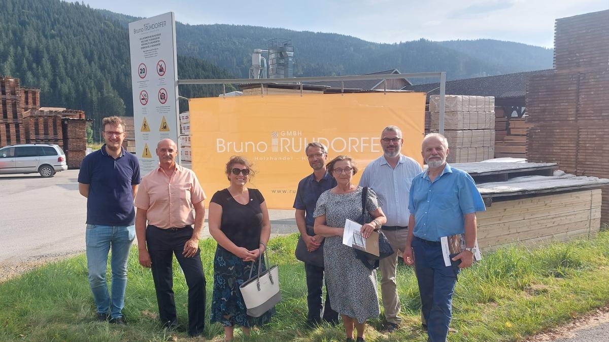 Bild: Der SGZ beim Unternehmen Bruno Ruhdorfer GmbH in Straßburg mit der Wirtschaftsdelegation aus Slowenien