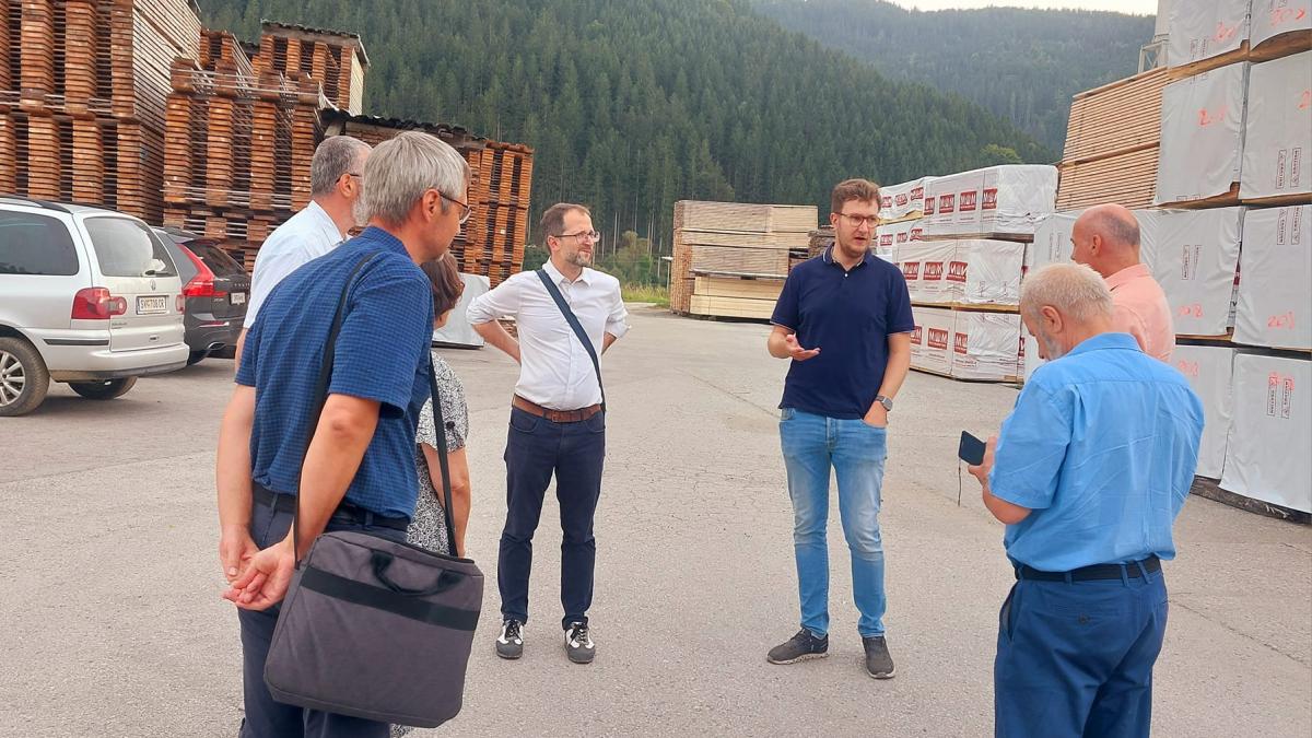 Bild: Der SGZ beim Unternehmen Bruno Ruhdorfer GmbH in Straßburg mit der Wirtschaftsdelegation aus Slowenien