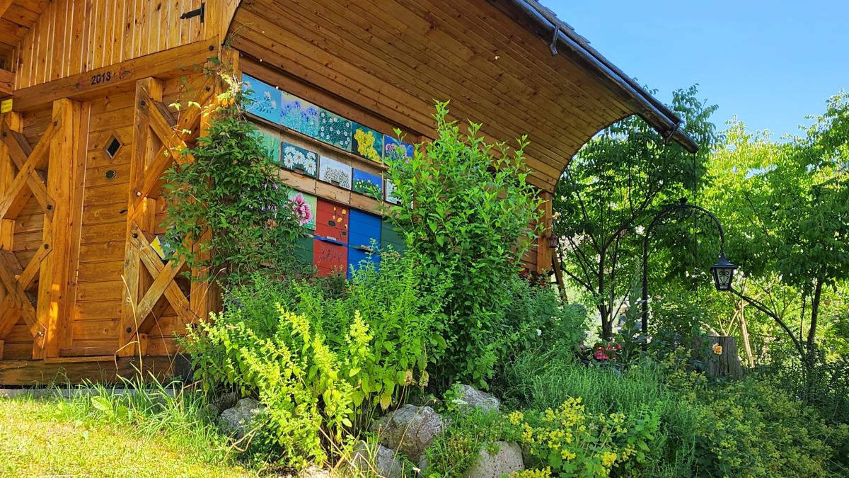 Bild: Im Zavod Karnika trifft traditionelle Imkerei auf den modernen Menschen