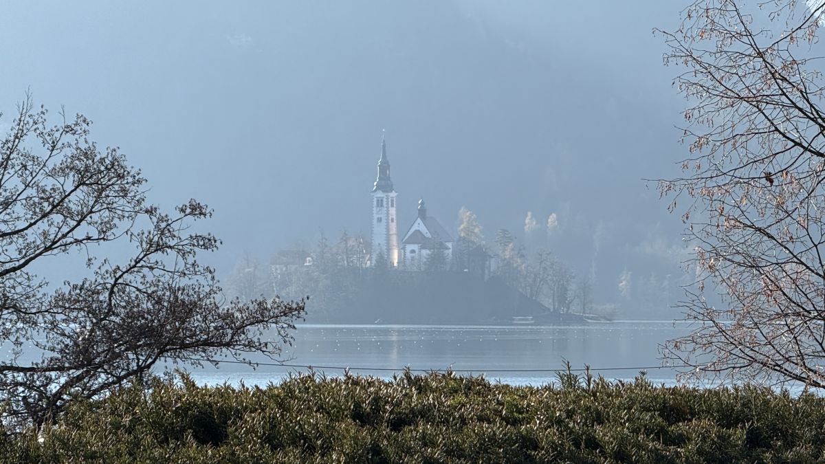 Slika: Zaključni dogodek projekta MAJ – Mreža Alpe Jadran 2025: »Digitalizacija in umetna inteligenca« na Bledu, v osrčju Gorenjske