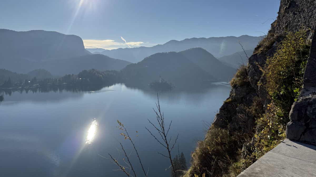 Slika: Zaključni dogodek projekta MAJ – Mreža Alpe Jadran 2025: »Digitalizacija in umetna inteligenca« na Bledu, v osrčju Gorenjske