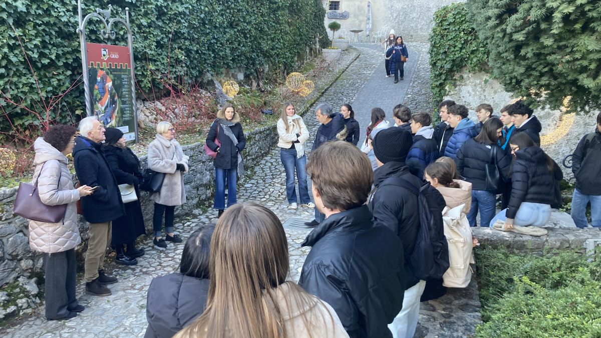 Slika: Zaključni dogodek projekta MAJ – Mreža Alpe Jadran 2025: »Digitalizacija in umetna inteligenca« na Bledu, v osrčju Gorenjske