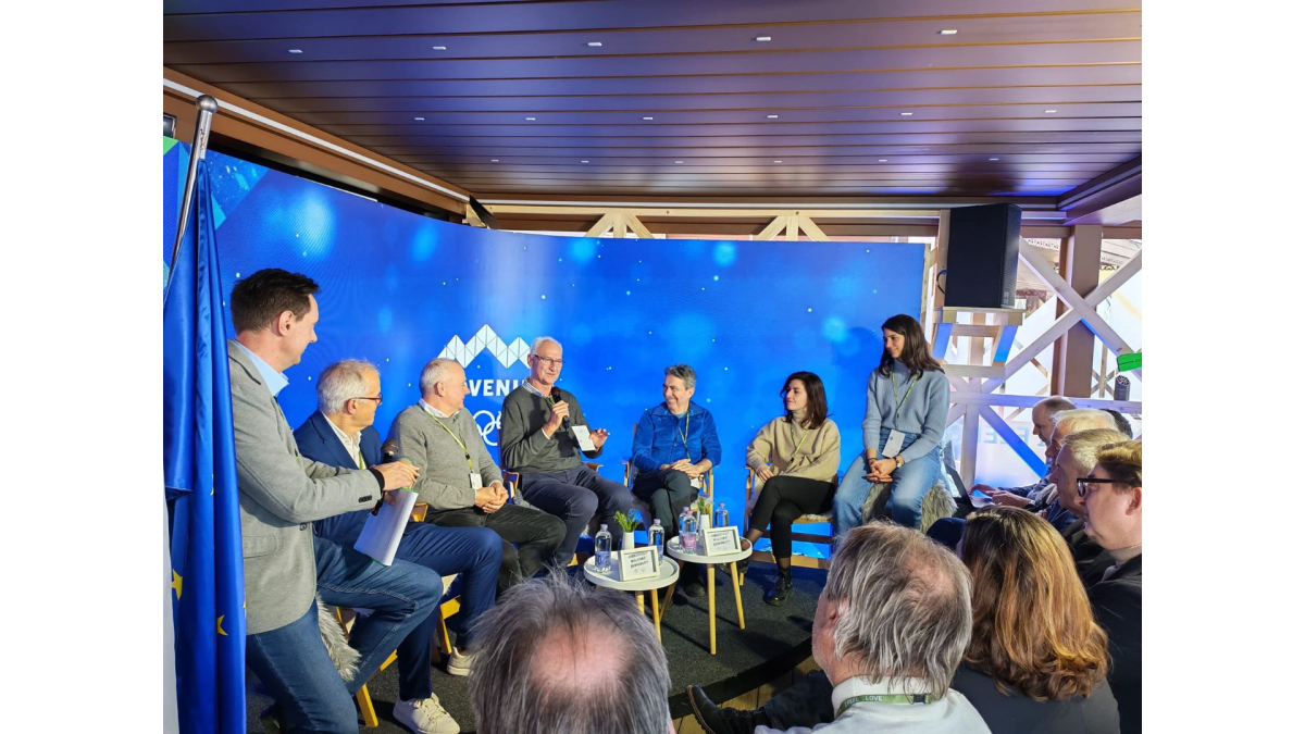 Slika: Organizacije, združene v ZGK, podelile zahvalne listine Dejanu Židanu in Vesni Humar