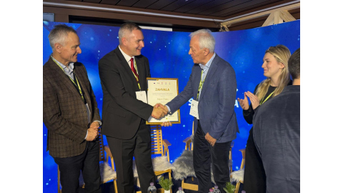 Slika: Organizacije, združene v ZGK, podelile zahvalni listini Dejanu Židanu in Vesni Humar