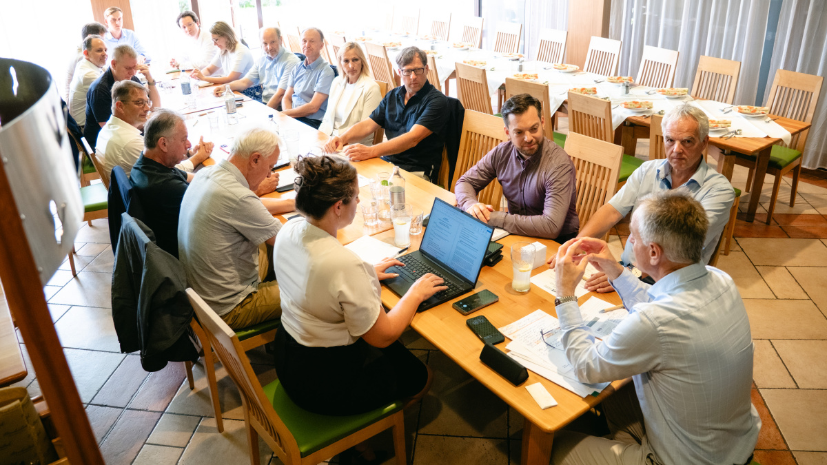 Slika: Konstitutivna seja upravnega in nadzornega odbora SGZ v Gostilni Mochoritsch v Grebinju