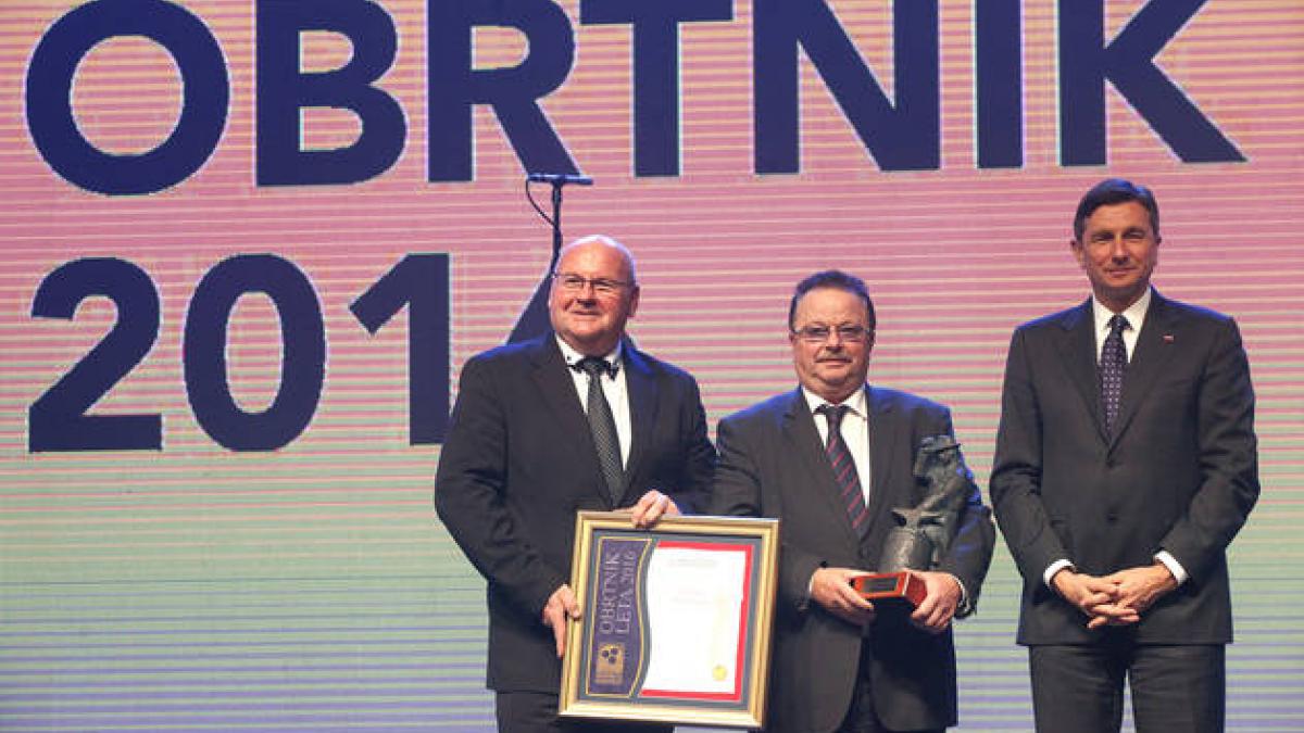 Slika: z desne: Predsednik države Borut Pahor, nagrajenec Štefan Pavlinjek v sredini in podpredsednik UO OZS Ivan Meh