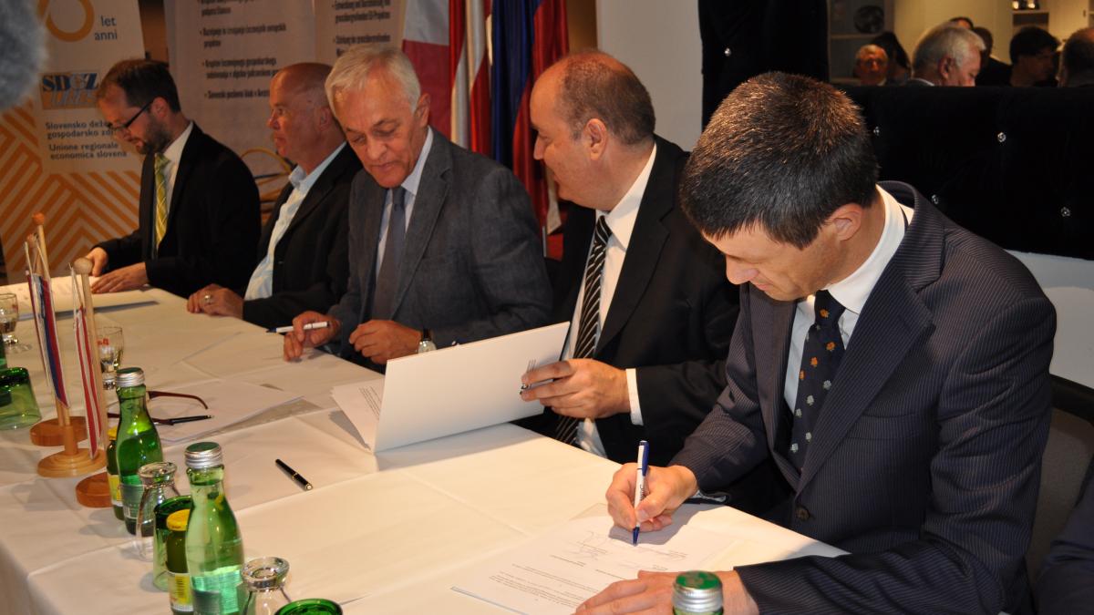 Slika: Podpis sporazuma o medsebojnem sodelovanju med  SDGZ in SGZ